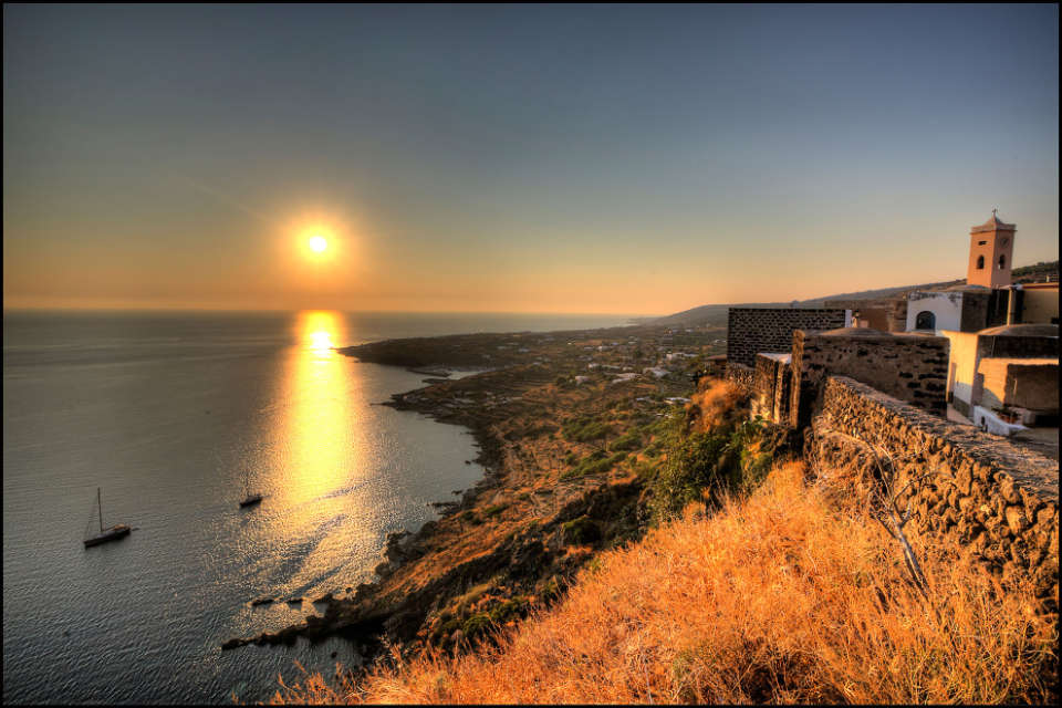 Laboratorio di scrittura di viaggio a Pantelleria 20-27 Giugno 2020 - Scuola del Viaggio - Riflessioni sull'arte di viaggiare e Laboratorio di scrittura e fotografia