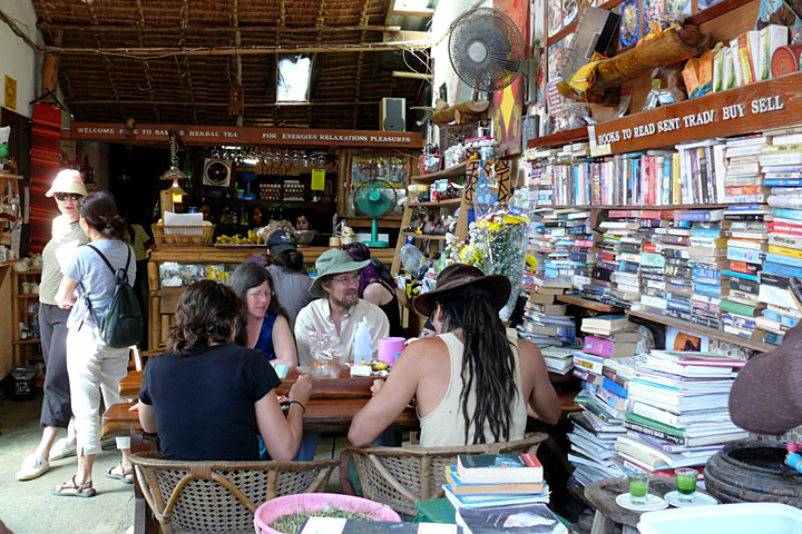 Un café - Guest house - centro di meditazione e massaggio - libreria a Pai, nel nord della Thailandia, uno dei nuovi punti di riferimento per gli hippy-mistici in cerca di energia. (reportage Backpacker d'Asia, foto di Alessandro Gandolfi)
