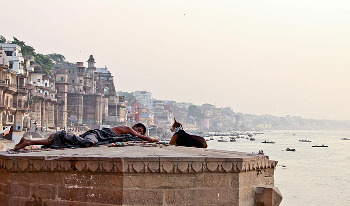 Di notte, a Varanasi (foto di Andrea Canepari)