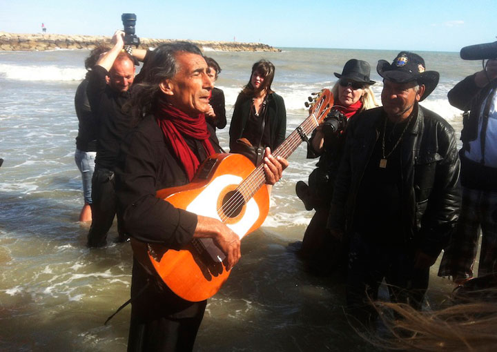 La vera santa della Gens du voyage - bois suona in spiaggia (foto di Sara Pellicoro)
