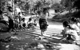 Giochi di bambini vicino a Vang Vieng (foto di Maurizio Silvestri)